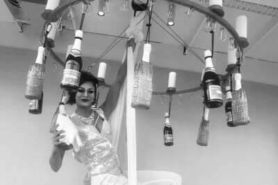 Schwebende Champagnerlady