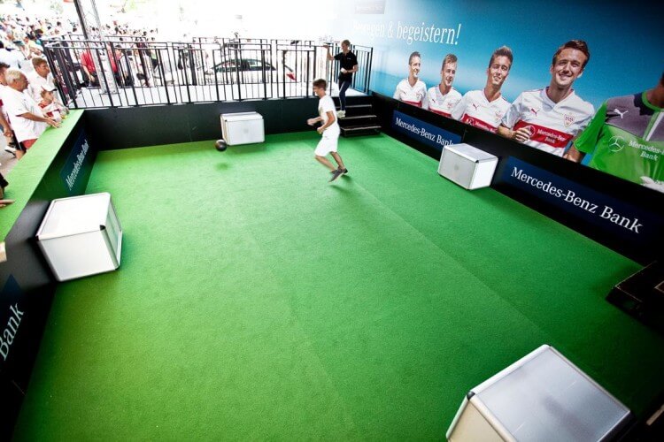 Soccerpass laufender Junge