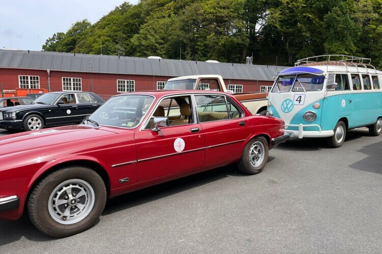 Oldtimer in rot vor einem VW-Bulli