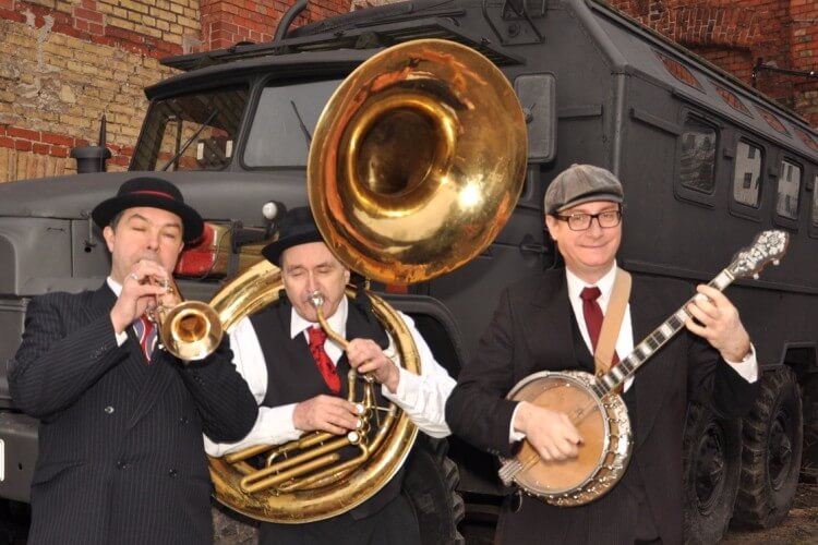 Die Jazzgangster vor einem Auto