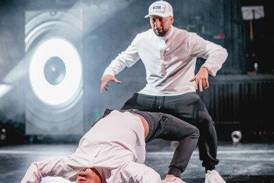 zwei Breakdancer von Breaking Salsa in weiß
