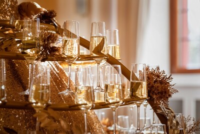 Champagnergläser an goldenem Servierkleid für Empfänge und Verkostungen