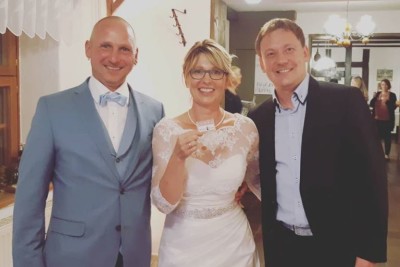 Magier Rene mit einem verzauberten Hochzeitspaar