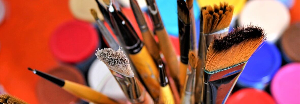 Pinsel mit Farben