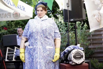 Leonylaroc trägt einen Fettanzug wie bei Big Mama und performt eine Comedy Show