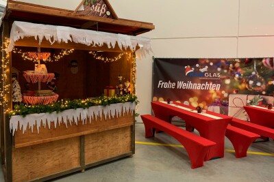 Weihnachtsmarktstand innen