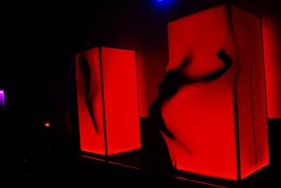 2 rot illuminierte LED Living Qube Raumdekorationen und Showelemente auf einer Clubstage
