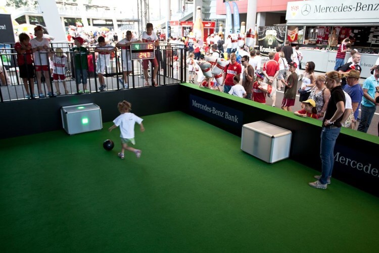 Kind spielt Soccerpass-Challenge