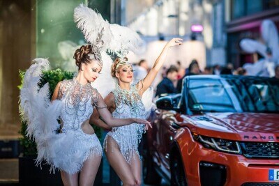 Dreamotionz Tänzer und Walking Acts im weißen Federkostüm