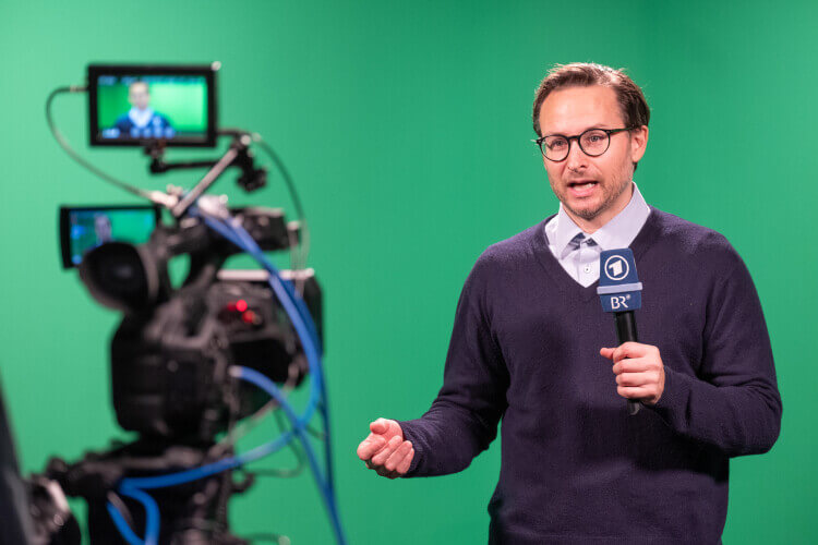 Daniel Urban vor einer Kamera