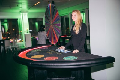 Hannah am Premium Spin and Win LED Casinotisch