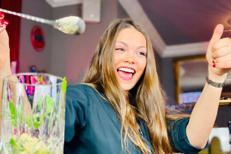 Barkeeperin mit Löffel