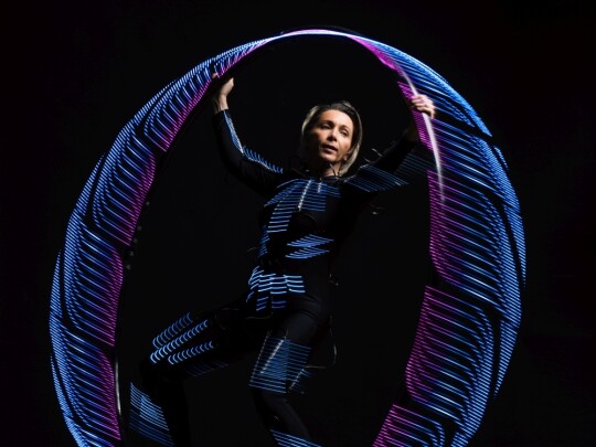 Künstlerin Simone Fluhr mit LED CYR Wheel