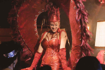 Leonylaroc ist bei ihrer Red Carpet Burlesque Show zu sehen und trägt ein riesiges Herz auf dem Rücken