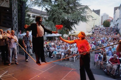 Parmarotti Comedy-Akrobatik auf einem Kultur Festival