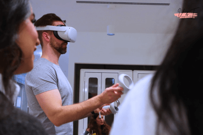 Gast mit VR-Brille