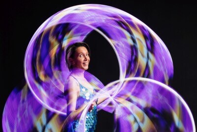 Künstlerin Simone Fluhr mit LED Hula Hoop