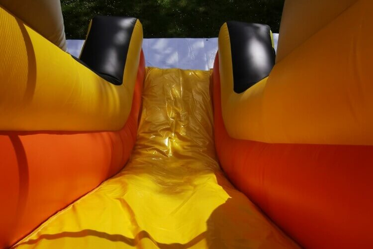 Hüpfparcours Baustelle Rutsche