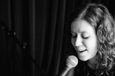 Sängerin und Pianistin Britta Werner covert