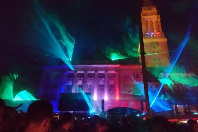 Lasershow vor Gebäude