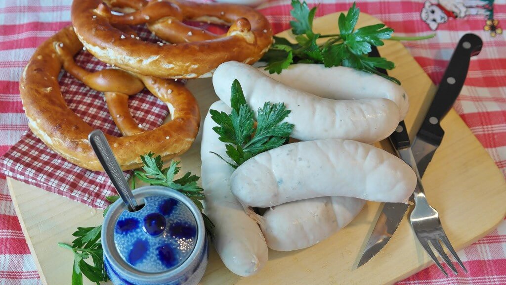 In Bayern nur vormittags zu verspeisen: Weißwurst mit Brezen