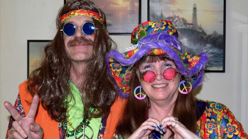 Paar in Hippiekostümen