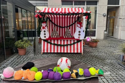 Weihnachtsmarktstand mit Spiel Dosenwerfen