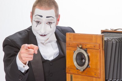 Pantomime Bastian mit Fingerzeig und Kamera