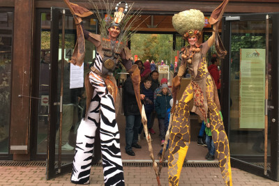 2 Stelzenläufer in Tierkostümen