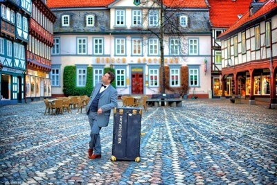 Julian vor Apotheke