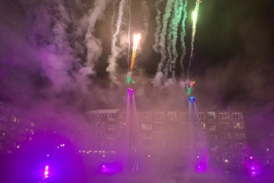 Flyboardshow bei Nacht