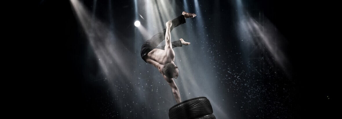 Artist macht einen Handstand