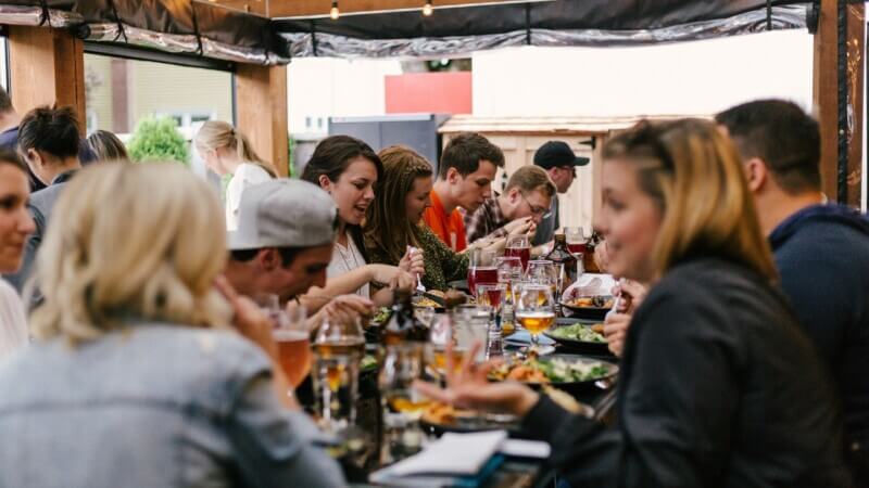 Gemeinsames Essen bei der Firmenfeier im Wintergarten