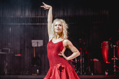 Kim Wojtera im roten Kleid