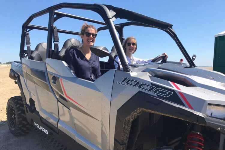Personen in einem Offroad Buggy