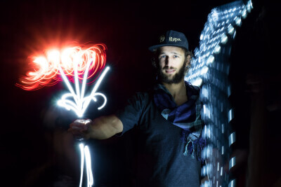 Lightpainting Fotobox Bild mit Mann mit Blumen