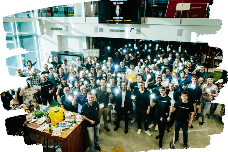 Menschen beim Teamevent mit Solarleuchten