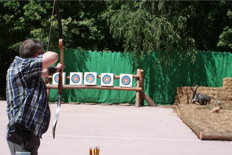 Schütze mit Pfeil und Bogen an Zielscheiben