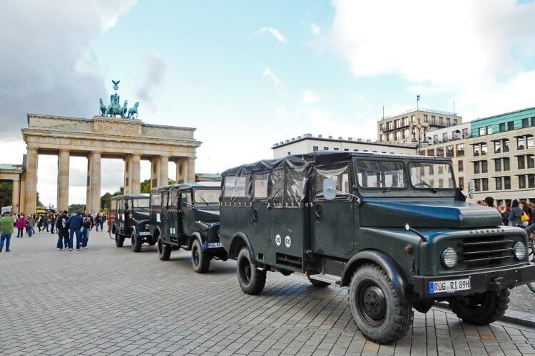 Oldtimer Jeeps vor dem Brandenburger Tor