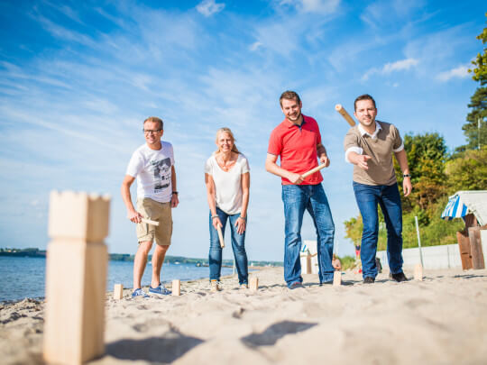 Team spielt Challenge am Strand