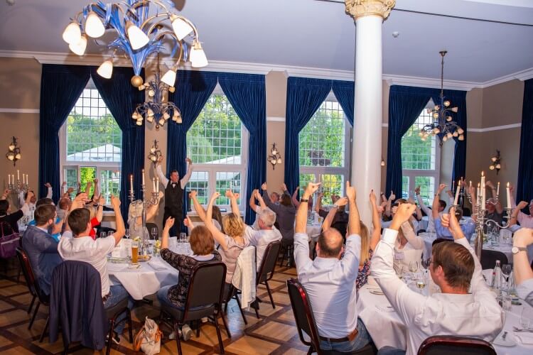 Sir Julian mit Publikum beim Daumentrick