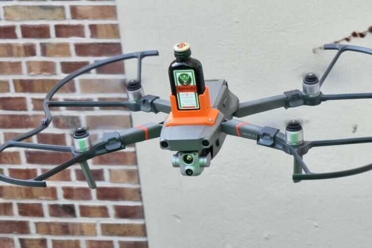 Drohne mit Jägermeisterflasche