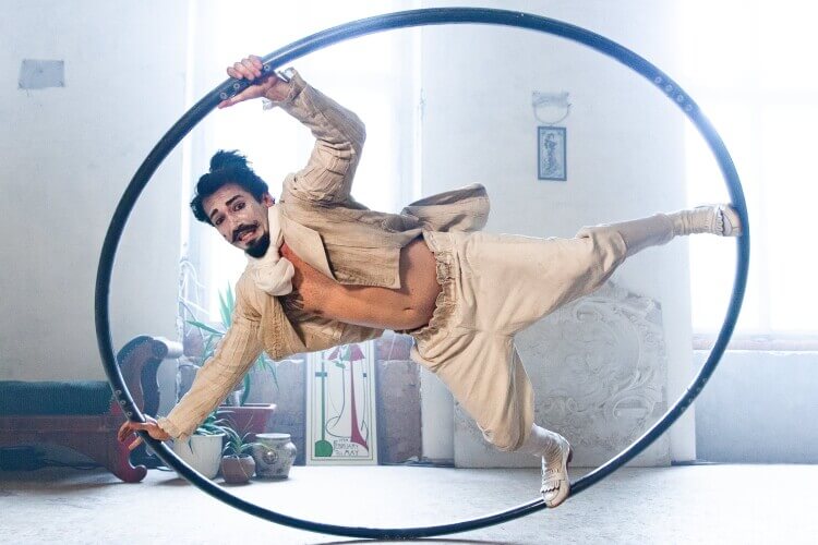 Zhenja Genial verrückt im Cyr Wheel