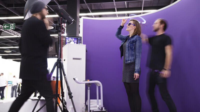 Zwei Personen stehen vor einer lila Wand und werden fotografiert