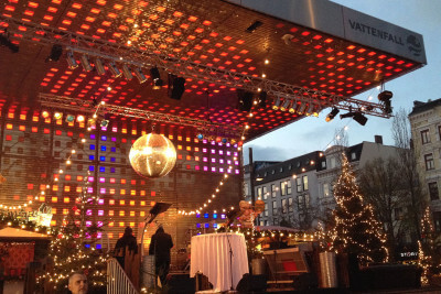 abgedecktes Champagnerglas auf Weihnachtsmarkt