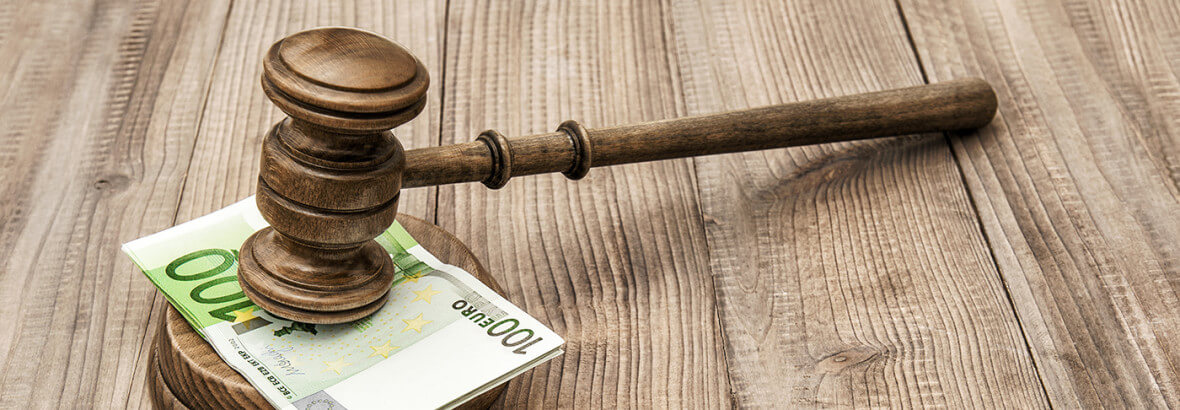 Holzhammer auf Geldschein