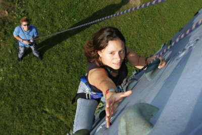 Frau an Kletterwand