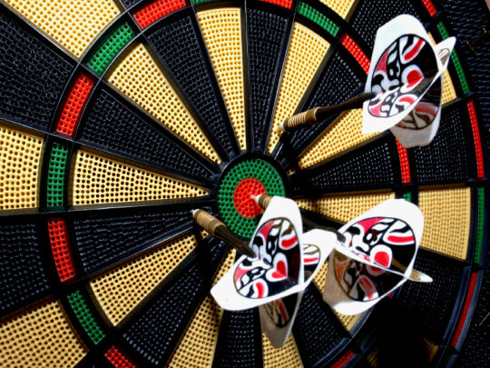 Dartscheibe mit Pfeilen