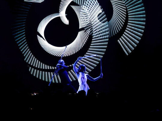 Licht Show auf Bühne mit 2 TänzerInnen