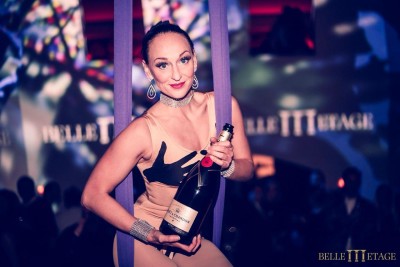 Corina Zurbuchen mit einer Champagnerflasche